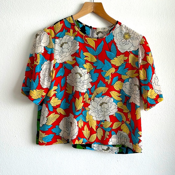 DVF floral silk short-sleeved blouse.